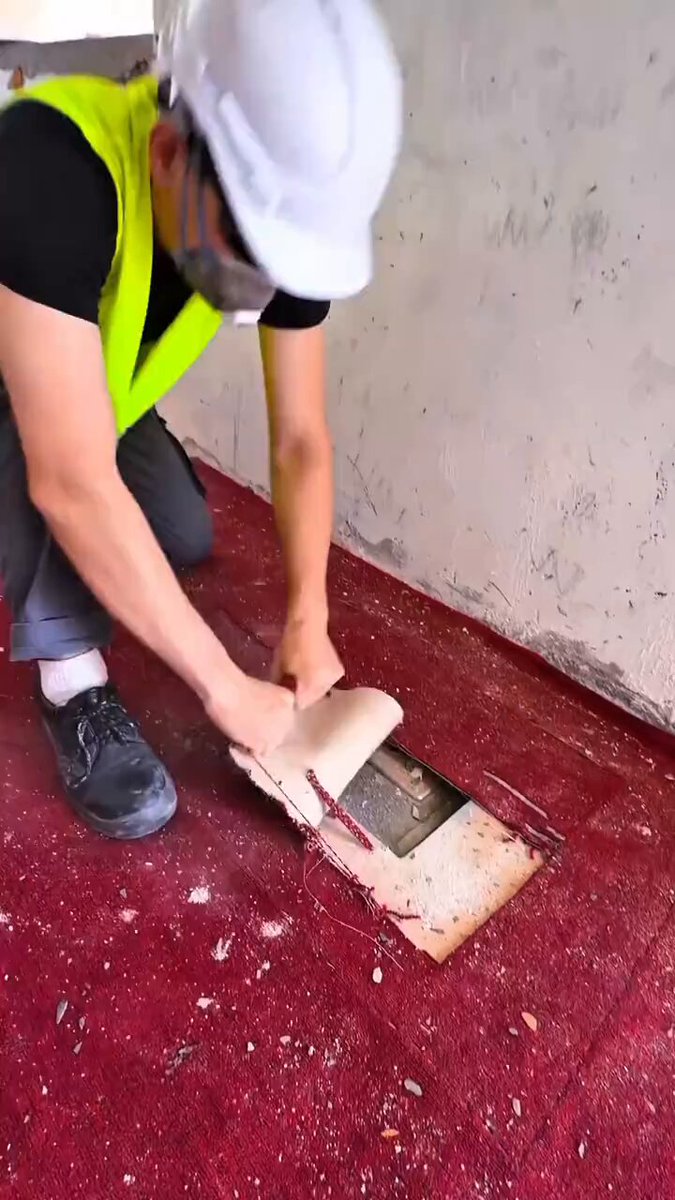 كنت أراقب صديقي وهو يغرق في نوم عميق، وفجأة رنّ هاتفه بإنذار غريب يخبره عن وجود كنز مدفون في بيت مهجور بالحي! ​دفعته روح المغىامرة ليلبي النداء، فوصل إلى ذلك المكان المظلم، ودخل بخطوات مرتعشة يبحث عن أي أثر. ​تسمّر مكانه أمام الغرفة المنسية، واقترب بحىذر شديد لينزع سُجادة بالية كانت تغطي أرضية الغرفة المهترئة. ​وهنا كانت المفاجأة الصىادمة؛ ظهرت تحته أسرار وكنوز مدفونة لم تكن في الحسبان، وقلبت حياته رأساً على عقب للأبد!