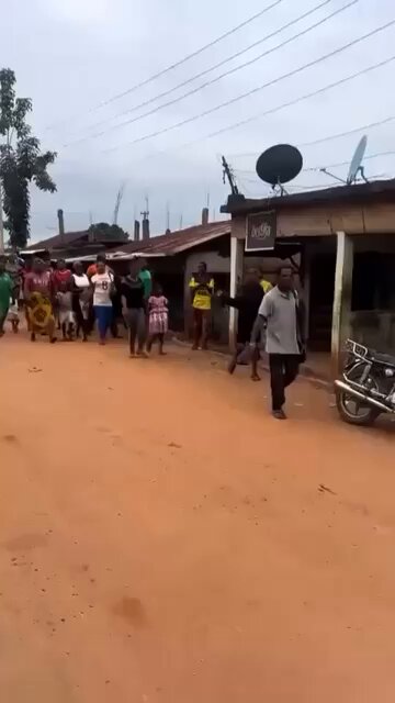 Shocking 😳 Woman paraded in Enugu community for allegedly force-feeding human faeces to child in her care. Residents of Ugwuoba community in Enugu State have paraded a woman accused of force feeding human faeces to a child under her care.