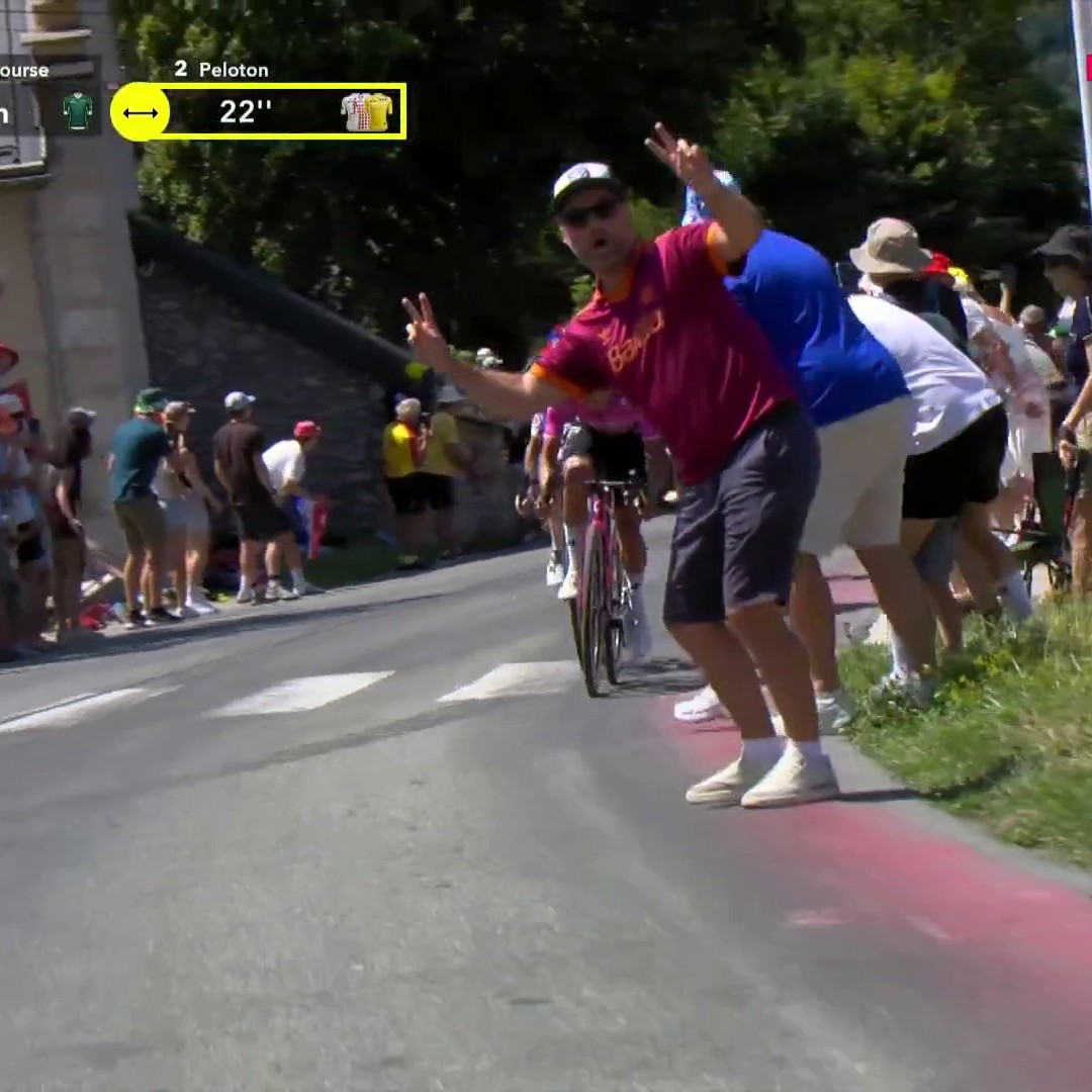 😠 C'était chaud ! Un spectateur plus intéressé par la caméra que par la course a bien failli se faire percuter par Richard Carapaz... Regardez la 18e étape du Tour de France sur Eurosport et HBO Max #TDF2026 #LesRP