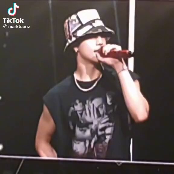 มาร์คต้วนฮีบอกว่า "ผมเห็นว่าคืนนี้มีผู้ชายมาเยอะเลยนะครับ ไม่รู้ว่าพวกคุณมาเพราะเป็นแฟนคลับของพวกเราจริง ๆ หรือว่ามากับแฟนสาวของตัวเอง แต่ถ้าพวกคุณมากับแฟนสาว ผมอยากให้ช่วยฟังเธอหน่อยนะ ดูแลเธอ อย่าทำให้เธอโกรธ เพราะพวกเธอเป็นแฟนคลับของพวกเรา ถ้าพวกคุณทำให้เธอไม่พอใจละก็…แล้วฮีทำท่า (🤜🏻🙎🏽‍♂️👊🏻!*) เอ็นดูอะ โคตรดื้อ555555555555555555