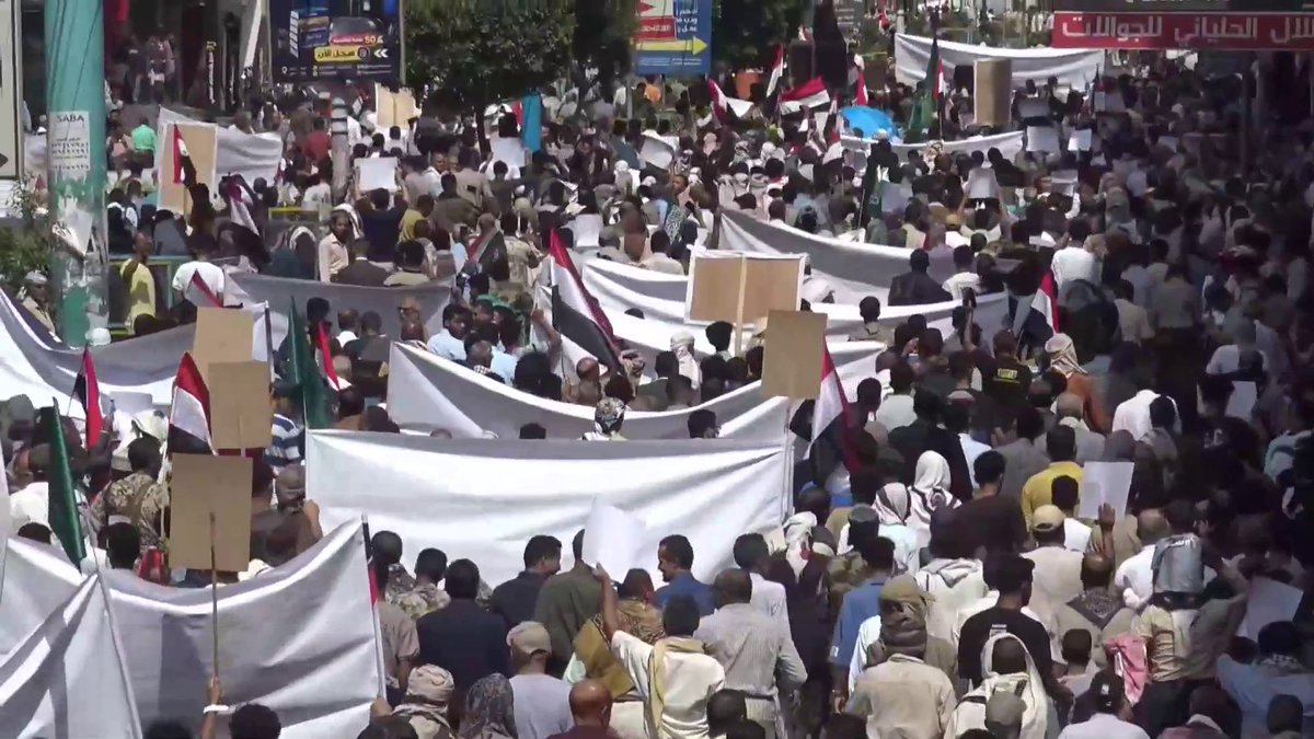 مسيرة حاشدة في تعز لدعم استعادة مؤسسات الدولة وتأييدا لقرارات مجلس القيادة الرئاسي اليمني