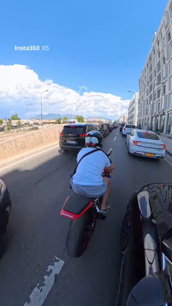 Motorlu sürücü, aniden açılan araç kapısına çarptı. Yaralanan genç, koşarak trafik ekiplerinden yardım istedi.
