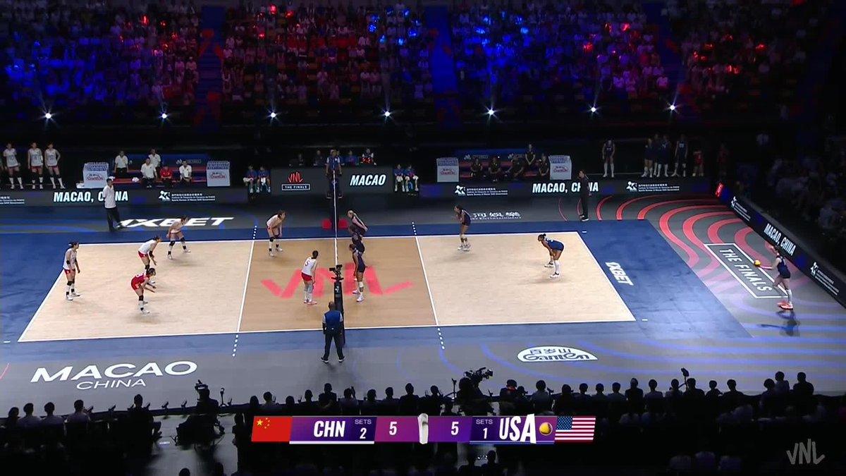 #VNL2026: USA 🇺🇸 ARE CHIPPING AWAY POINT BY POINT 👀 The top seeds are staying just ahead in a tight start to set 4. 🔥 📺 LIVE NOW on VBTV: 🏐 #BePartOfTheGame #Volleyball #VNLFinals