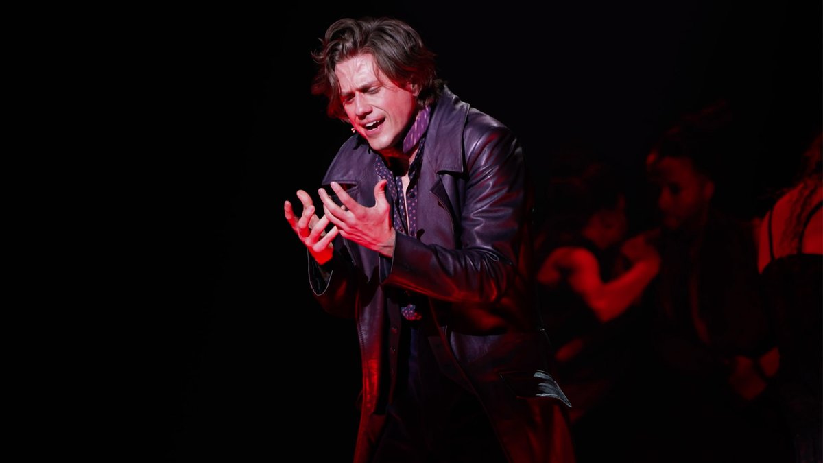 *chego *origino um papel na broadway em 2019 *saio *volto em 2023 *saio *volto em 2024 *saio *volto em 2026 *fecho o musical *saio