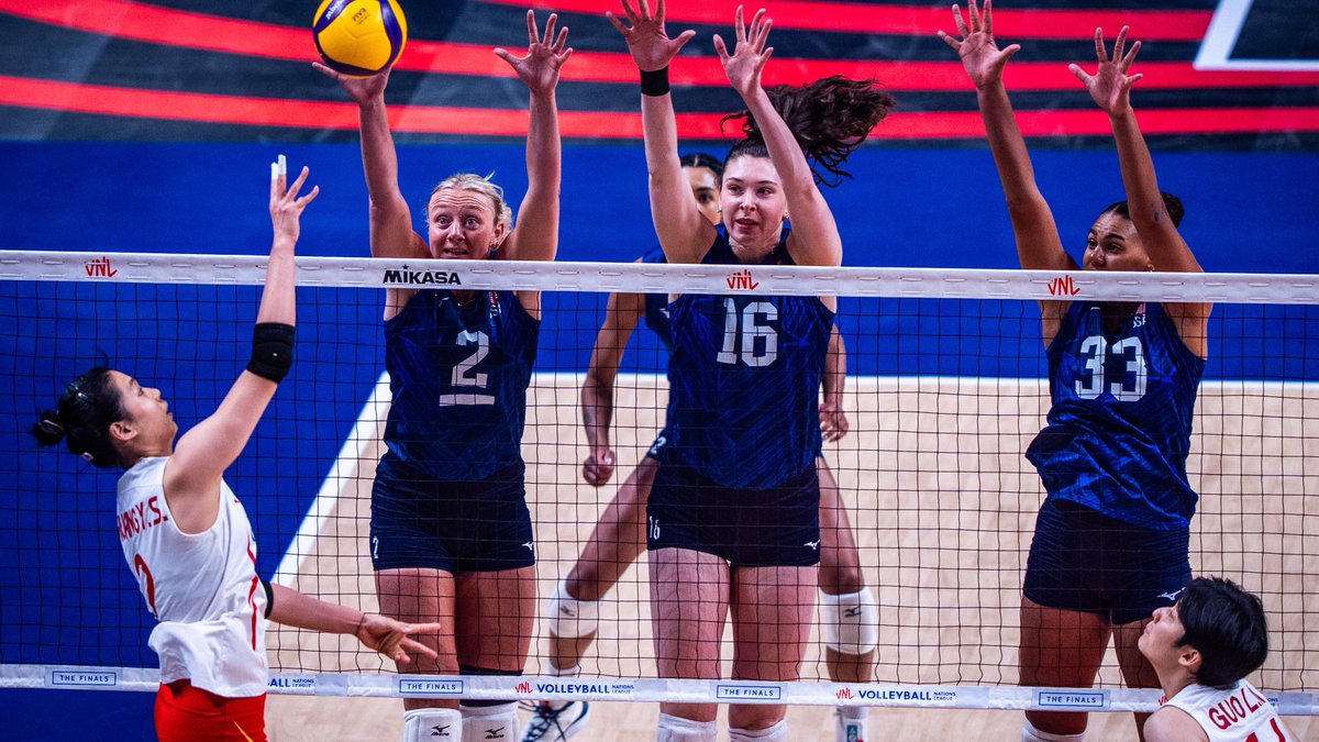 #VNL2026: 🚨 UPSET ALERT, CHINA ARE GOING TO THE SEMIS 🇨🇳‼️ Host nation China 🇨🇳 once again prevails in a thriller against USA 🇺🇸, this time knocking out the top seeds in five sets to reach the VNL semifinals 🤯! After a slow start, Zhuang Yushan 🇨🇳 found her rhythm to lead China with 17 points, while the Chinese block came alive in the crucial stages of the match 🤩. 📺 Watch the replay on VBTV: 🏐 #BePartOfTheGame #Volleyball #VNLFinals