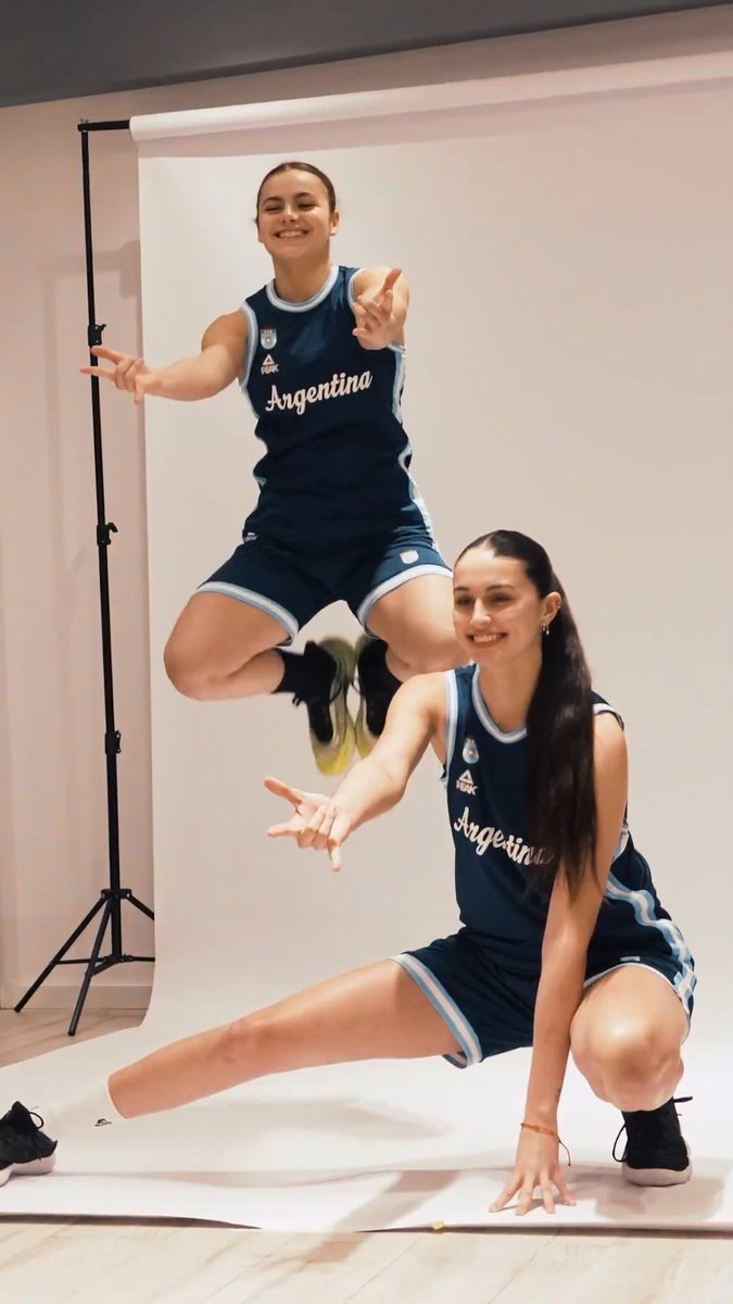 🇦🇷 𝙏𝙤𝙩𝙖𝙡𝙢𝙚𝙣𝙩𝙚 𝙚𝙣𝙖𝙢𝙤𝙧𝙖𝙙𝙖𝙨 de estos colores 😍 📸 Día de fotos y contenidos con la preselección femenina de cara a la defensa del título. 🔜 Del 3 al 9 de agosto, el Clasificatorio Sudamericano en Zárate.
