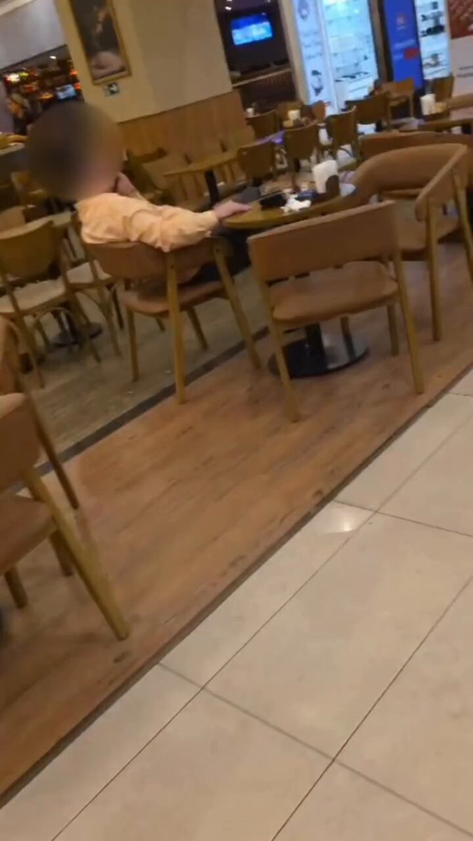 🟥CONFIRA: Mulher se revolta após flagrar médico com quem tinha uma consulta marcada, tomando café em shopping. “Você sabia que tinha uma consulta com a minha filha? Eu vou te denunciar, eu tenho provas”, disse a mulher.