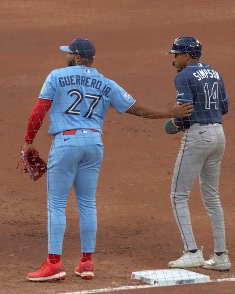 Vladimir Guerrero Jr. tried stopping Chandler Simpson by any means necessary It didn’t work 🤣