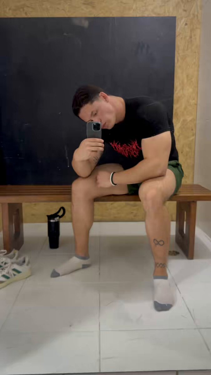 Qual é a cadela que queria estar aqui debaixo dos meus pés enquanto beija minhas solas com um chulezao!? 😵‍💫🫵 Vem servir o mestre: #Findom #footfetısh #alphamaster #cashmaster
