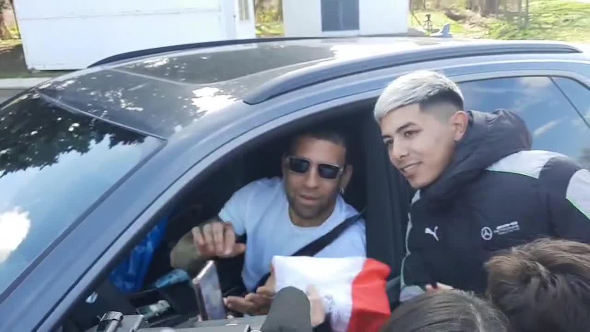 🚨 #AHORA - ¡OTAMENDI LLEGÓ AL RIVER CAMP! El flamante refuerzo del Millonario está listo para su primer entrenamiento en el club tras la Copa del Mundo.