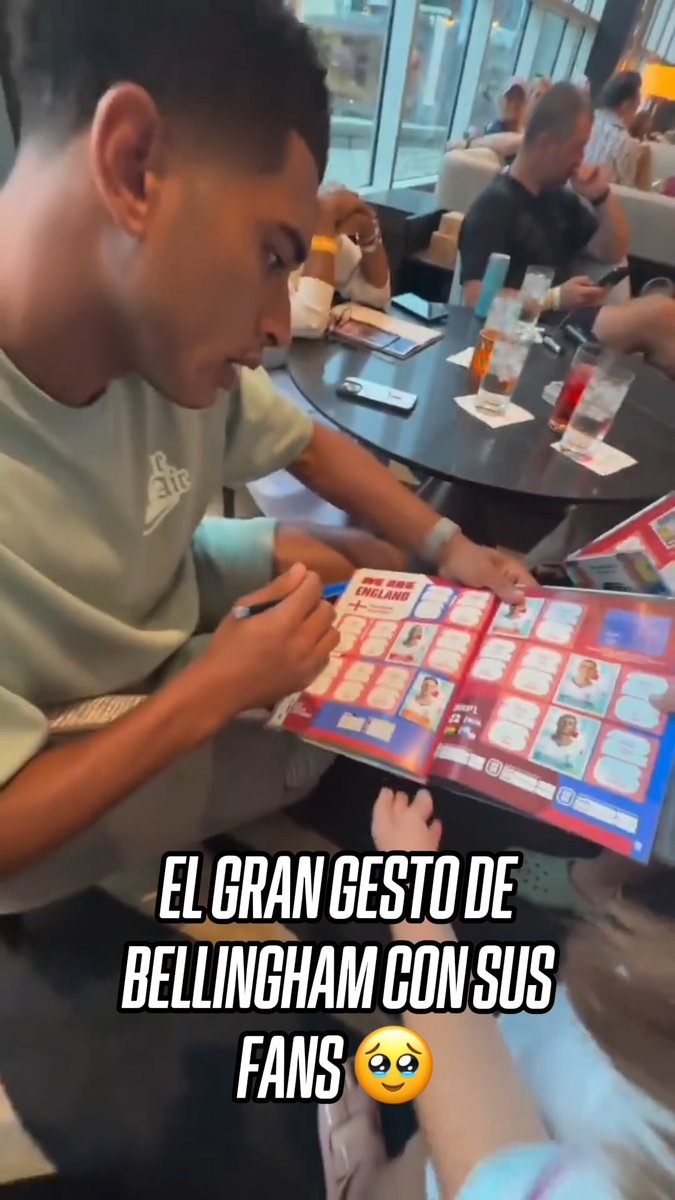 ¡ERES ENORME JUDE! 👏 🏴 Jude Bellingham se tomó el tiempo de firmar los álbumes de unos fans se encontró durante sus vacaciones. Enorme dentro y fuera de la cancha.