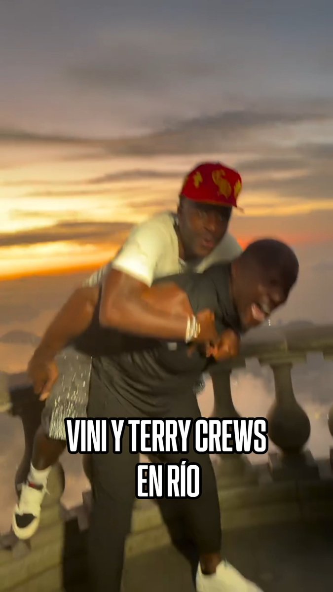 Cosas que nunca pensamos ver: Terry Crews cargando a Vini en Brasil 😅 (vía terrycrews)
