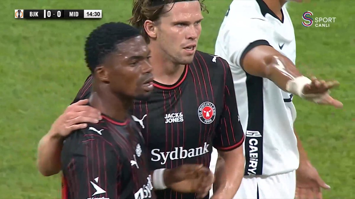 Midtjylland oyuncusunun kırmızı kart gördüğü pozisyon Hakem gram tereddüt etmedi Direk kırmızı kartı bastı VAR odası bile devreye girmedi Beşiktaş - Midtjylland Başarılar Beşiktaş'ım #BeşiktaşınMaçıVar