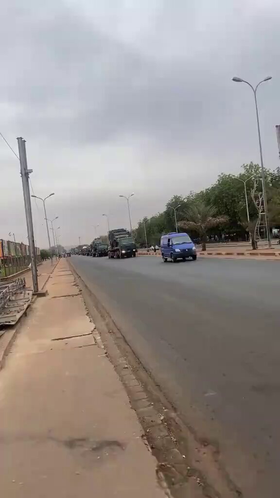 NEW 🇲🇱 🚨 SIKASSO SOUS HAUTE SURVEILLANCE ! Plusieurs convois de matériels militaires viennent d’entrer dans la ville. ⚔️👀 #Mali #Sikasso 🇲🇱