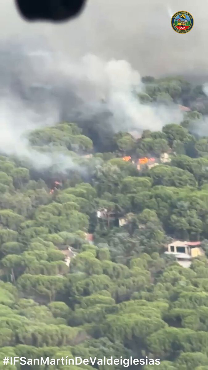 Nuestros equipos de #BomberosForestalesCM continúan trabajando en el #IFSanMartínDeValdeiglesias que sigue fuera de control y ha afectado a varias urbanizaciones y edificaciones. Los trabajos de extinción se prevén largos. Por la noche, nuevos equipos relevarán a los que llevan luchando contra el incendio desde el primer momento.