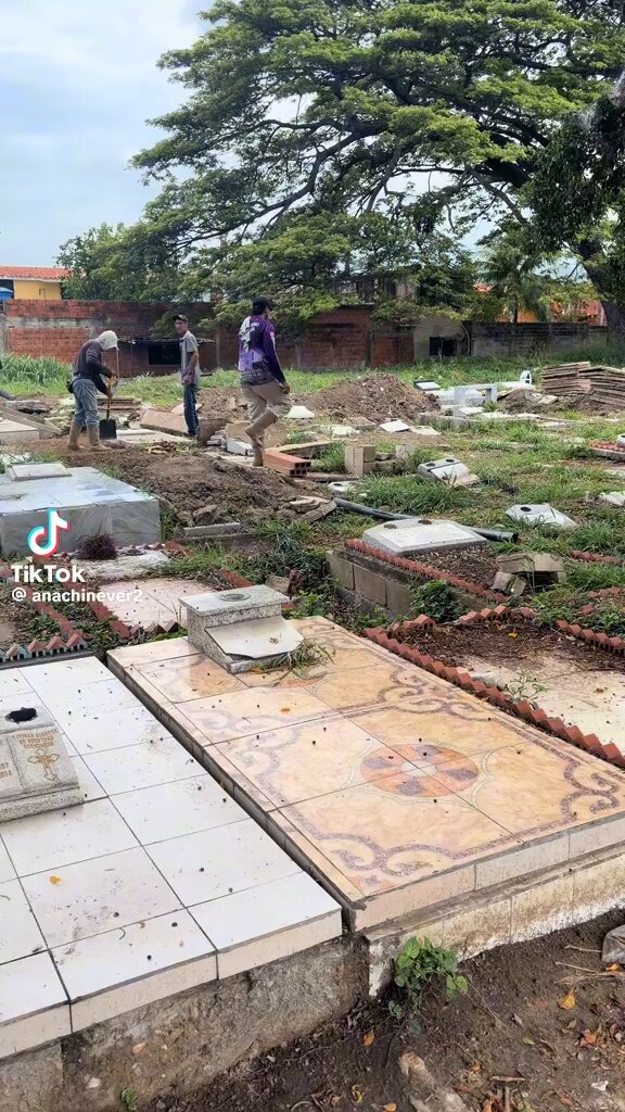 Atención.😤😤😤 Grave lo que está sucediendo en el cementerio metropolitano de Maracay. Sacando a los difuntos para revender las parcelas 👇👇