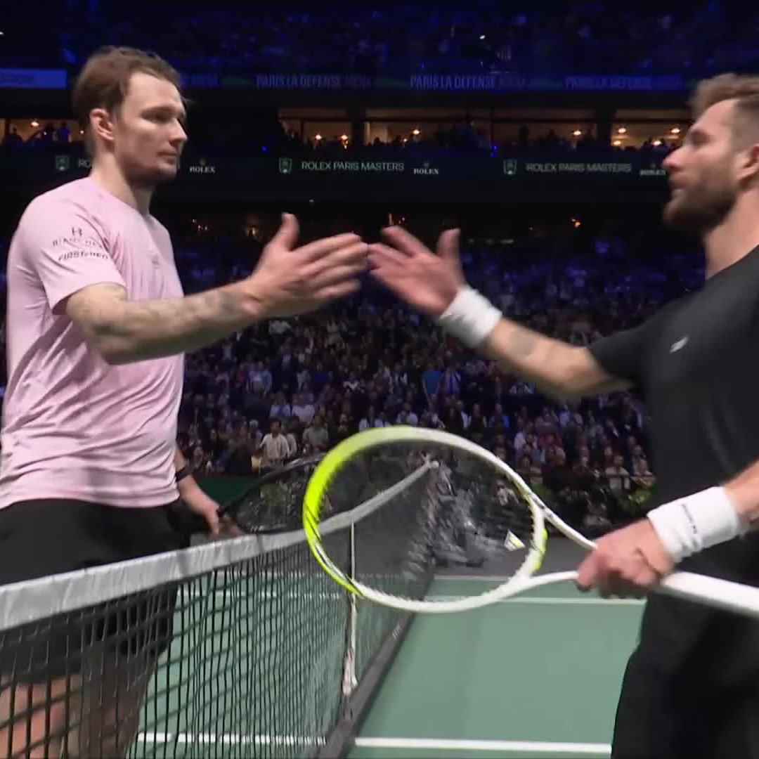 🔙 Esto sucedió en el Masters 1000 de París 2025. Alexander Bublik eliminó a Corentin Moutet y dejó esta joyita: 🗣️ "Dijo que haría todo lo posible para que volviera a casa. Menos mal que vive en París y que no está muy lejos en taxi".
