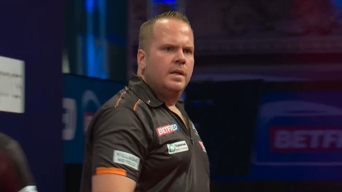 DIRK THREE CLEAR! Dirk van Duijvenbode halts Gary Anderson's three-leg flurry with a superb 11-darter to lead 9-6 at the interval! 📺 #MatchplayDarts