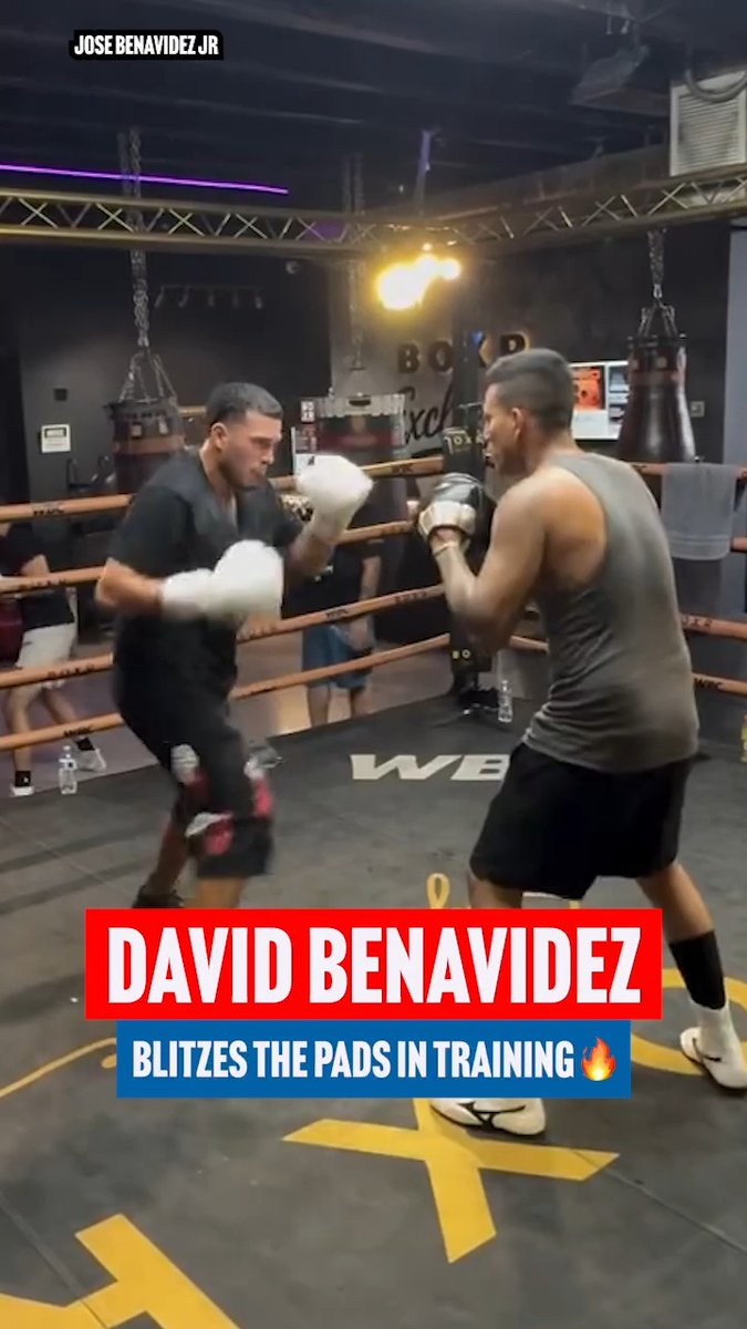 EL MONSTRUO AT WORK 👹 David Benavidez shows off his signature speed on the pads in training ⚡
