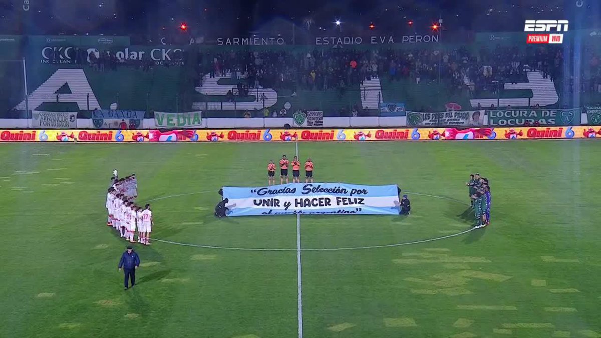 "GRACIAS SELECCIÓN POR UNIR Y HACER FELIZ AL PUEBLO ARGENTINO" El minuto de aplausos en Sarmiento vs. Argentinos para la Selección Argentina 📺 ESPN Premium | Suscribite al Pack Fútbol en