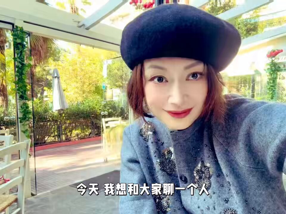 长靜这个事情现在这么火，我也来蹭点流量吧！长靜这老糟包儿我还见过，那年我去东京，推友们老石店里搞了一次线下聚会，当时大概去了30、40个人，大家基本上都是第一次见面，场面很热闹。我们喝的半酣的时候长靜和她的日本“老公”来了，长靜不会说日语，和她“老公”全程英语交流，那天去的人大多数日语也都不好，所以基本上她“老公”都只能和我聊天，聊了点什么我也忘了，反正没有正经事。我对长靜的印象是这人挺能装的，还有就是看起来比照片老多了，如果万一不幸约炮的话真下不去屌。 当时我还发了现场视频，结果就有人截图长靜回复在我下面，大概意思是说这人是个骗子。我就查了一下，果然发现她挺炸裂的，传说和人各种视频裸聊之类的。再之后的事情就是接二连三的有人被骗钱，最可怜的就是那个叫“石土”的。 我发现长靜行骗有个套路，就是先和一位看起来比较可信的人套近乎，等熟了再通过这个找人换钱，被骗的人往往是因为相信中间人才中招的。