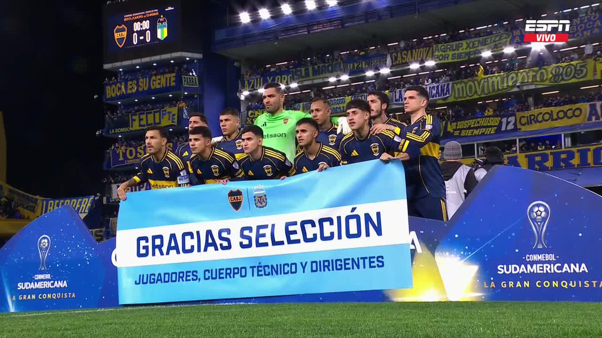 Los jugadores de Boca salieron con una pancarta para reconocer el rendimiento de la Selección Argentina en la Copa del Mundo... ¡CON PAREDES EN EL EQUIPO! 📺 #DisneyPlus Plan Premium