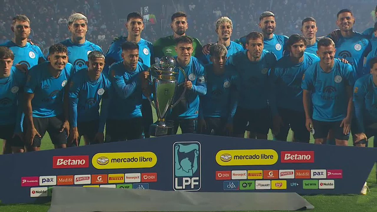 ¡¡HOLA, CHINO!! ¡¡BUENAS, UVITA!! ¡¡ACÁ ESTÁ EL CAMPEÓN!! Antes de debutar con triunfo en el Clausura ante Rosario Central, Belgrano posó con el trofeo del Apertura 2026 en el Gigante de Alberdi para disfrute de su gente.