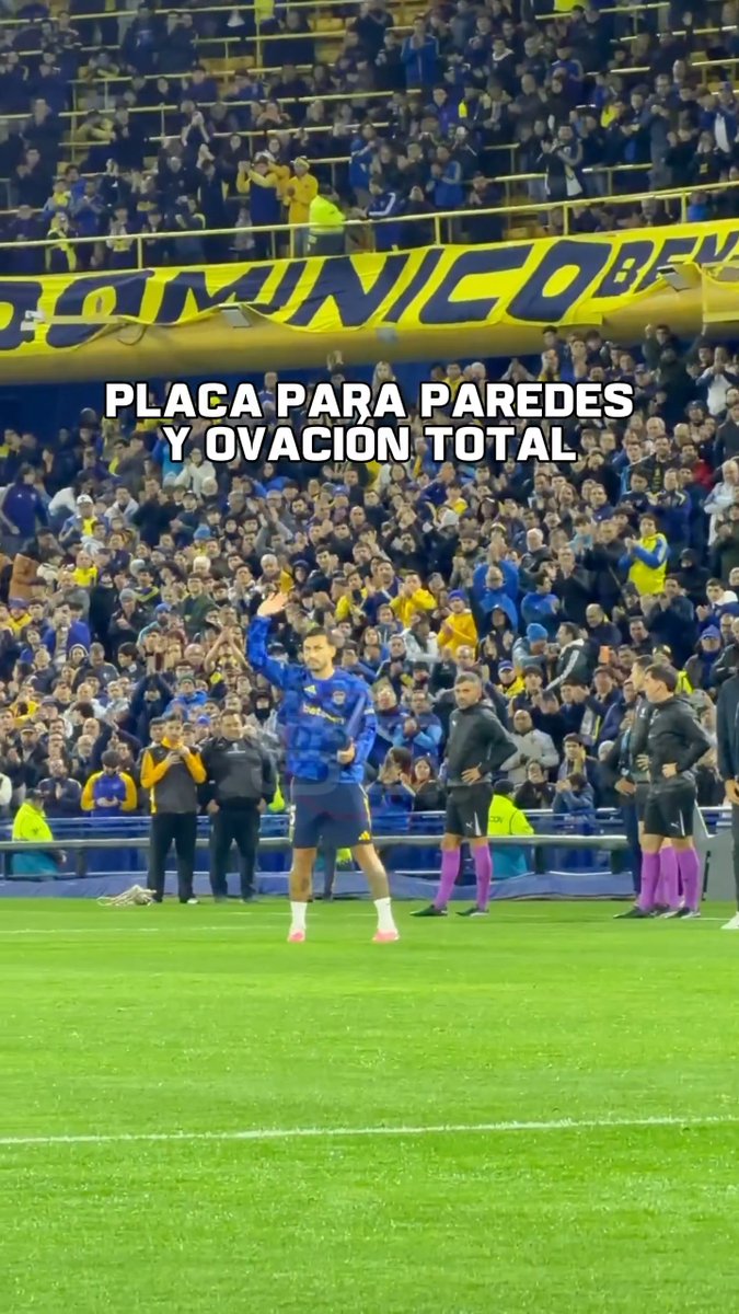📹El momento que Leandro #Paredes recibía la placa de reconocimiento por parte del 'Chelo' Marcelo #Delgado, director deportivo del club.