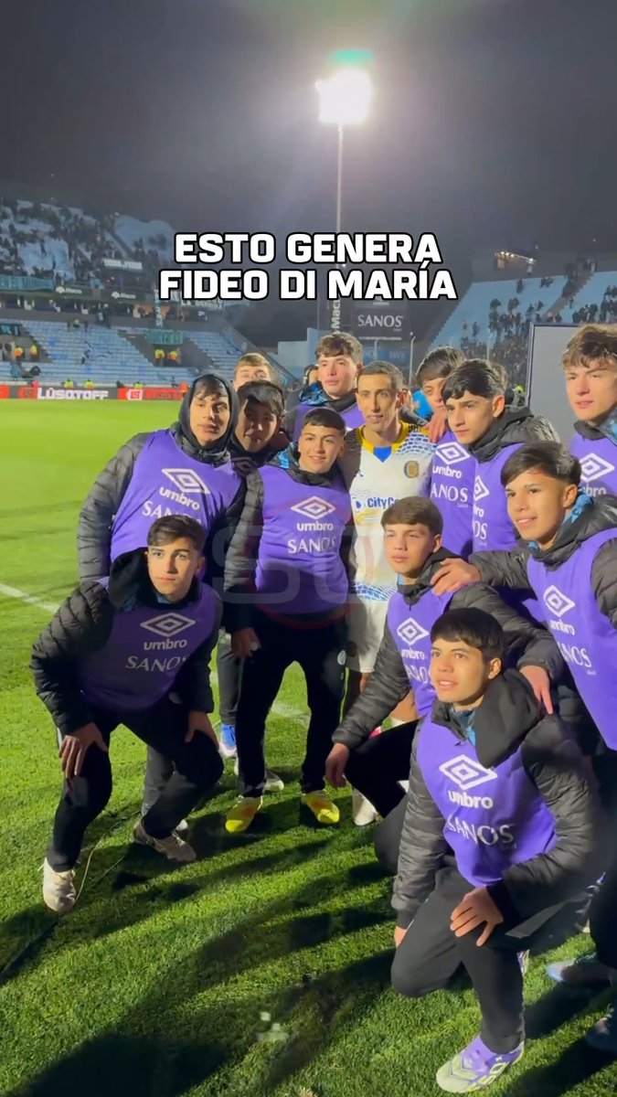 ESTAS COSAS GENERA FIDEO DI MARÍA: a pesar de la derrota de Rosario Central en Alberdi, Angelito se tomó el tiempo para sacarse una foto con los alcanzapelotas de Belgrano.