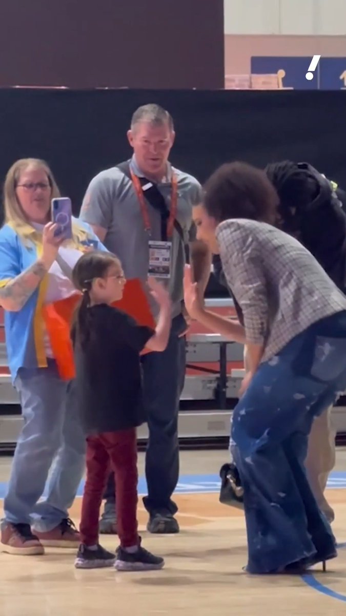 Azzi Fudd made time to meet a young fan after walking the WNBA Orange Carpet 🫶
