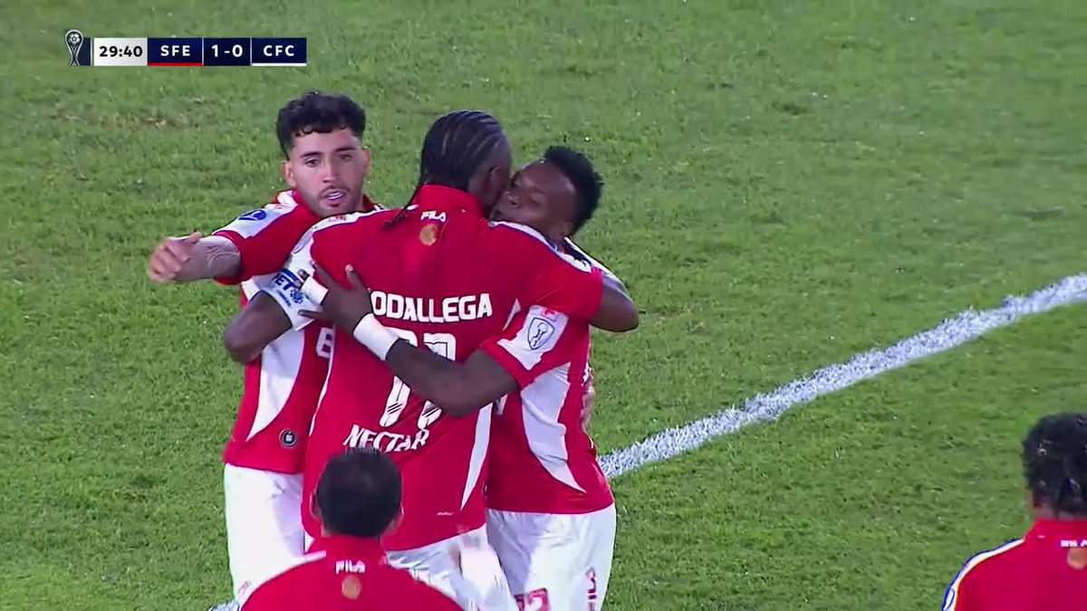 ¿40 AÑOS? ¡¡ESTÁS COMO NUEVO, HUGOL!! Rodallega sacó un fierrazo desde lejísimos, le rompió el arco a Benítez y marcó el 1-0 de Independiente Santa Fe vs. Caracas, en El Campín, por la ida de los Playoffs de la #Sudamericana... ¡de acá sale el rival de RIVER en octavos de final!