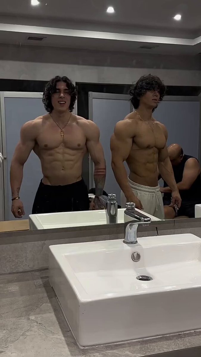 Flexing with your gym buddy is so cool, when y'all both got the body💪🏿