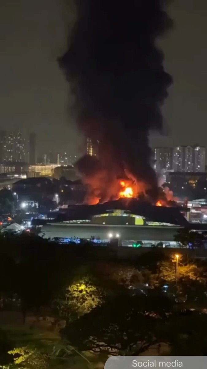 A fire at the Selangor Wholesale Market destroyed about 90% of a shop selling electrical goods and kitchen equipment last night. Firefighters faced heightened risks after 2,000 methane gas cylinders were found inside the premises, triggering several explosions during the operation. 🧵1