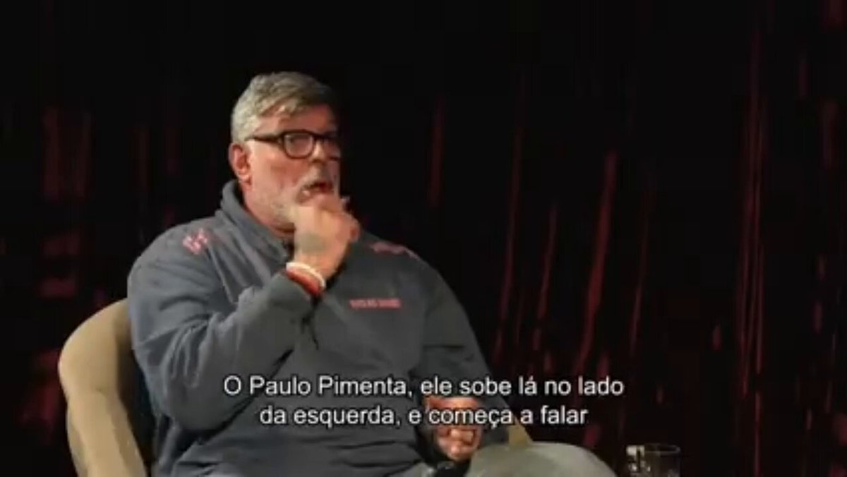 ALEXANDRE FROTA REVELA O QUE O BOLSONARO FEZ QUANDO ELE PEDIU A PRISÃO DO QUEIROZ 🔥🤡 Frota subiu na tribuna e falou que também queria o Queiroz preso. Telefone tocou na hora. Era o Bolsonaro: “Tá maluco, caralho? Tá pensando o quê? Vai se fuder, Frota! Cala essa matraca! Porra, tu quer fuder meu filho, caralho!” E desligou. 15 minutos depois o Flávio aparece na Câmara, chega perto e sussurra: “Frota, papai tá puto contigo… Porra, tu quer me fuder, cara? Como é que tu pede a prisão do Queiroz?” E termina: “Papai tá puto contigo. Não quer falar contigo mais.” Isso não é família tradicional. Isso é proteção de esquema. Quando o assunto é Queiroz e rachadinha, o clã perde a linha e mostra o verdadeiro rosto. O povo não esquece. 🔥