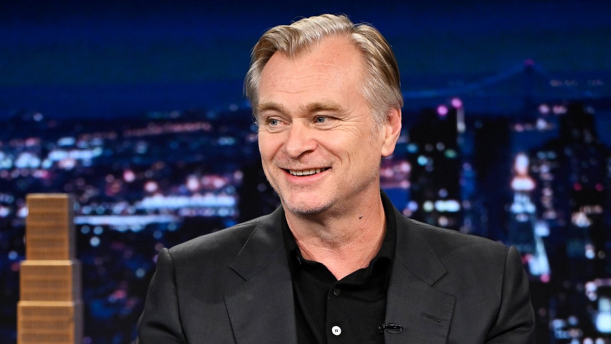Christopher Nolan doesn’t have a smartphone, and he doesn’t want one! #FallonTonight #TheOdyssey
