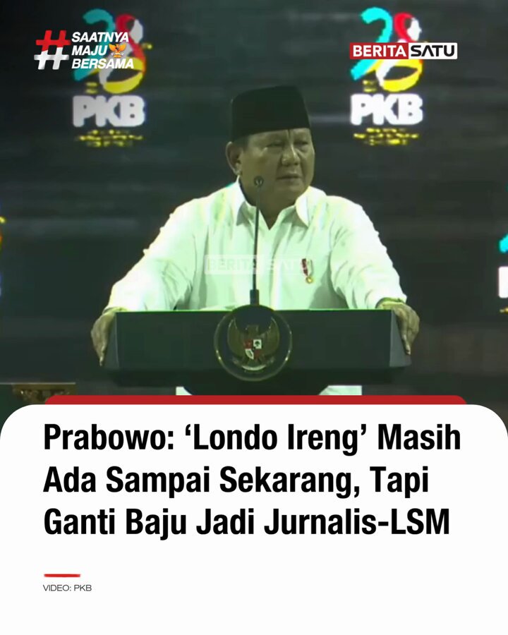 Presiden Prabowo Subianto menyatakan kelompok yang mengabdi kepada bangsa lain atau "londo ireng" masih ada hingga saat ini dan kini mengenakan baju lain. Ia menyoroti peran wartawan, jurnalis, pengamat, dan LSM, serta mempertanyakan pihak yang mendanai mereka di tengah kesulitan mencari pekerjaan. Prabowo juga menanggapi pemberitaan media yang dinilai sengaja menampilkan sekolah yang belum diperbaiki untuk membangun persepsi negatif. Meski menegaskan pemerintah tidak anti kritik, ia mengingatkan adanya kampanye besar yang terus meramalkan Indonesia akan runtuh setiap bulannya, tegasnya saat menghadiri Harlah ke-28 PKB, Kamis (23/7/2026). Simak berita selengkapnya di BeritaSatu TV, YouTube BeritaSatu dan unduh aplikasi BeritaSatu di iOS dan Apps Store!⁣ #BeritaSatu #SaatnyaMajuBersama #PrabowoSubianto #LondoIreng #HarlahPKB