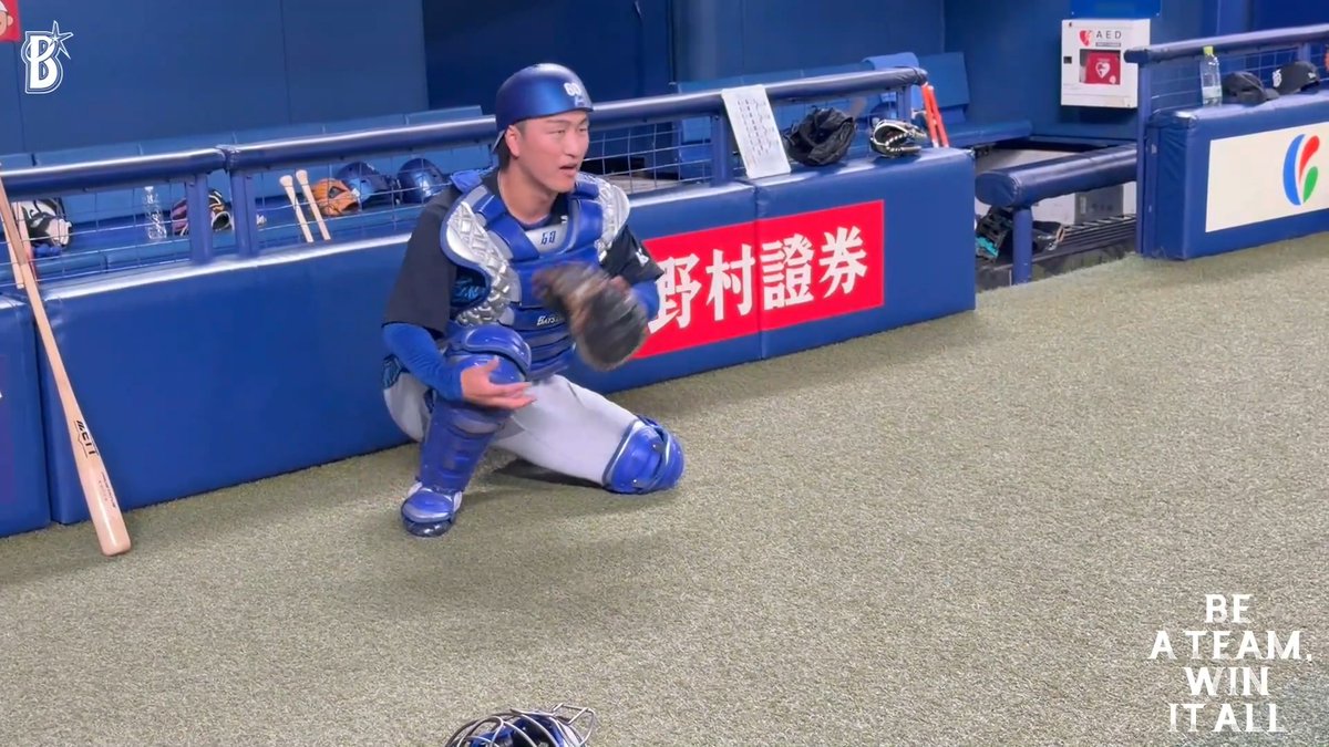#加藤健 コーチとの #捕手トレ に臨み、見事なミットさばきを見せる #古市尊 選手👏 #バンテリンドームナゴヤ #baystars