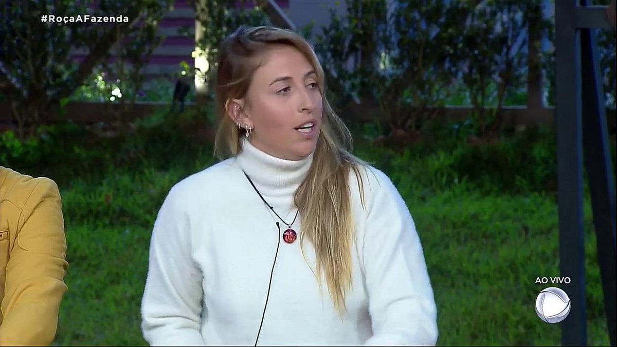 Após ser tirada da roça pela melhor amiga, Andréa de Nóbrega dispara para seu rival que a colocou direto na roça: "Toooooooooma, bebezão!" QUE MULHER ICÔNICA, MEUS AMORES!!!!! #AFazenda18