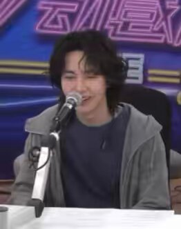 renjun bilang dia gak takut sama serangga. setiap ada yang panik karena liat serangga, renjun cuma bilang“ambilin tisu” selesai😎 💚 renjun ke manusia dan hewan : SIAPA TAKUT😜 renjun ke hantu : 🤐😵🏃‍➡️