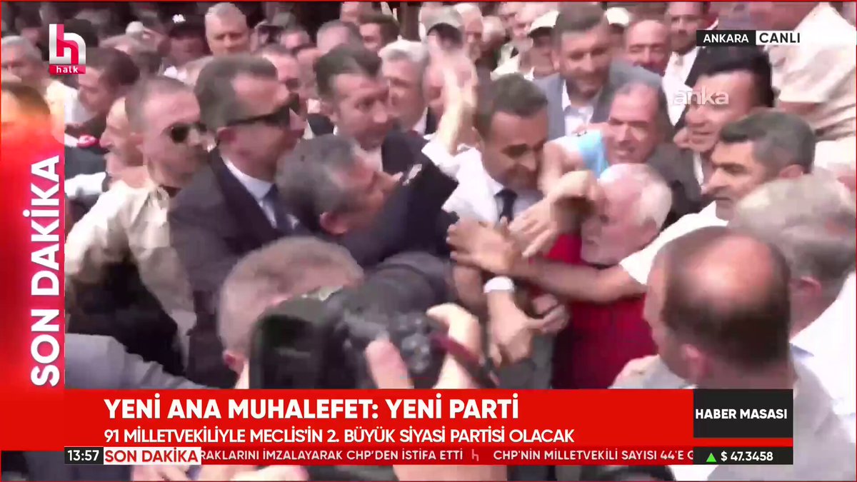 Yeni Parti'nin kuruluş dilekçesini imzalayan Özgür Özel, cuma namazını kılmak üzere Hacı Bayram Veli Camii'ne gitmişti. Özgür Özel ve ekibinin cami çıkışında kalabalık sebebiyle yürümekte zorlandığı görüldü.