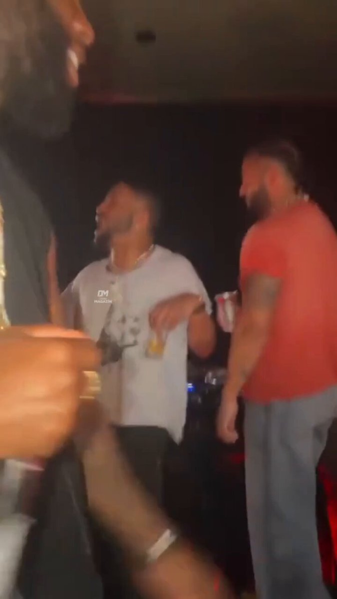 Drake, Justin Bieber’ın “Baby” klibinde yer aldı. Şarkı çalmaya başlayınca ise “yeter artık” dercesine mikrofonu eline aldı.