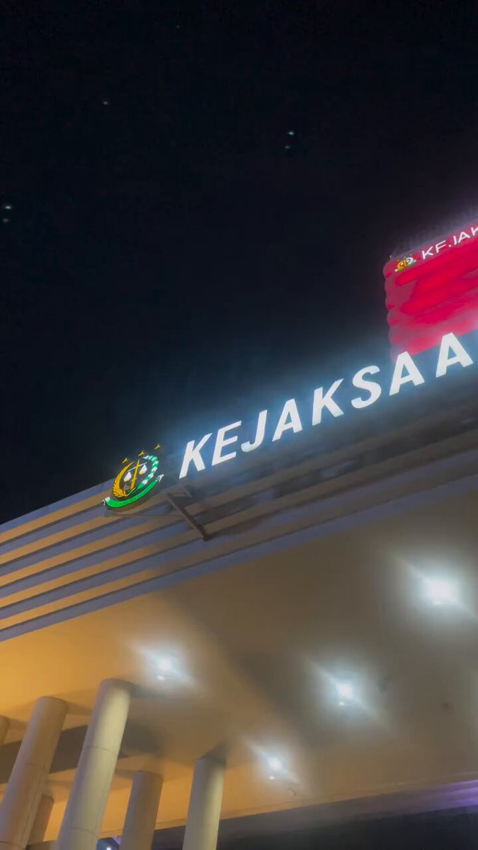 🚨 UPDATE 🚨 Akhirnya BEM Persatuan Indonesia (PI) telah tiba di Kejaksaan Agung RI dan rencananya mereka akan camping malam ini. Btw sepertinya ada beberapa media yg akhirnya ikut meliput 👀 📽: ladybakkerij (threads)