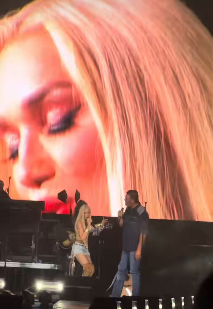 “OMG! WOW!! I MEAN WOW!!” Blake Shelton being completely captivated while staring at Gwen Stefani Some things never get old 😭