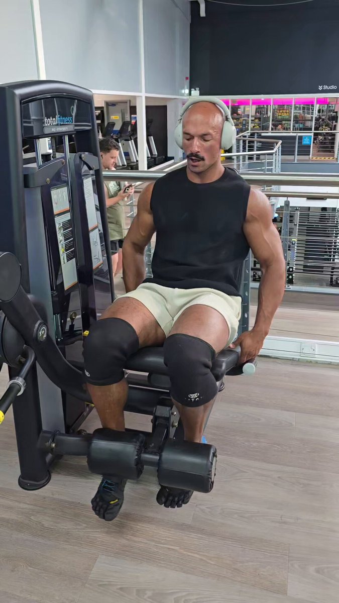 When I say 4-6 reps is the most efficient range for hypertrophy, I am not saying the seventh rep undoes the first six. 6-8 still grows you. Slightly more fatigue for the same result, but fine. I go there myself when I fancy it. 8-10, the cost is noticeable. Above 10, taken anywhere near hard, you are paying a fortune for growth you could have bought cheaper. The further along training you are, the tighter that margin gets. Fewer fibres left to grow, and reaching them takes heavy load with the tank still full. Bury yourself in fatigue and they stay out of reach all session. So 4-6 stays the default. Not because nothing else works. Because I would rather train smart than earn my results the expensive way.