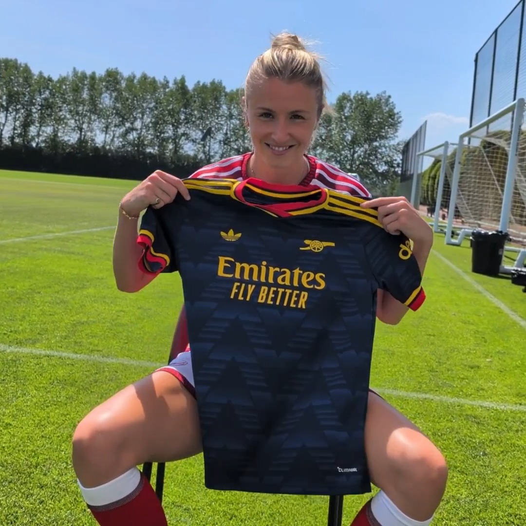 Special delivery for Leah ๐ Our number six unboxes the brand-new 26/27 away jersey, available now on Arsenal Direct and in-store ๐ ๐ค adidas Football