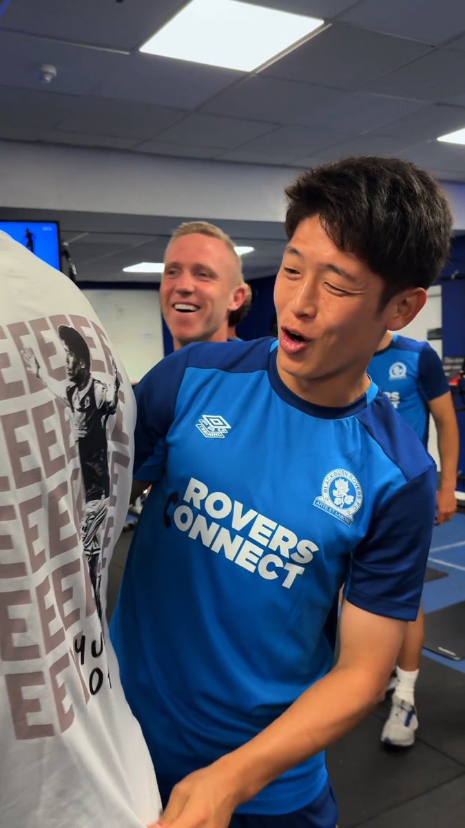 👕🇯🇵 Before we flew out to Portugal, Bazsi surprised Yuki by modelling the Japanese striker's brand new t-shirt - available now in store at the Roverstore! It's safe to say that O-chan absolutely loved it! 😄💙 #Rovers 🔵⚪️
