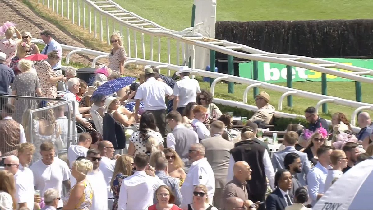 Brilliant scenes at Uttoxeter Racecourse! 😎☀️