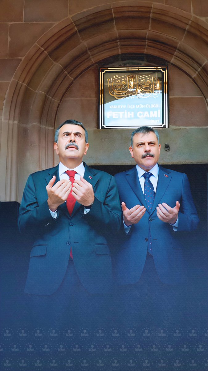 Bugün; köklü tarihi, güçlü irfanı ve mert insanlarıyla gönlümüzde müstesna bir yere sahip olan Erzurum’dayız. Erzurum programımızın ilk durağında, Millî Eğitim Bakanımız Sayın Yusuf Tekin’in katılımıyla, titiz bir restorasyon çalışmasının ardından tarihî kimliğine uygun şekilde yeniden ihya edilen Fetih Camii’nin açılışını gerçekleştirdik; ardından hemşehrilerimizle cuma namazımızı eda ettik. Palandöken’de düzenlenen eğitim kurumları toplu temel atma töreninde ise şehrimize kazandırılacak 5 okul ve 92 dersliğin temellerini attık. Tamamlandığında 2 bin 760 evladımız daha güvenli ve nitelikli eğitim ortamlarına kavuşacak. Rabbim camimizi cemaatinden, eğitim yuvalarımızı öğrencilerimizden mahrum bırakmasın. Fetih Camii’miz ve temelini attığımız okullarımız Erzurum’umuza hayırlı olsun. Yusuf Tekin #Erzurum #Palandöken