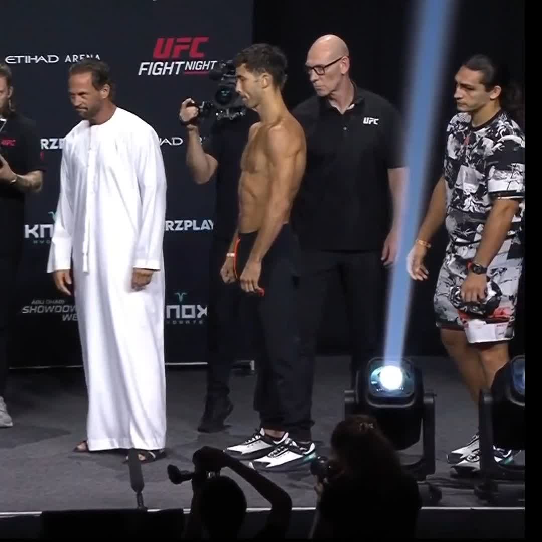 👀 L'ultime face-à-face avant le retour d'Axel Sola ! 📺 Ne manquez son combat en prélim de l’#UFCAbuDhabi samedi à partir de 15h sur UFC Fight Pass et sur 🇫🇷 la chaine Twitch de RMC Sport