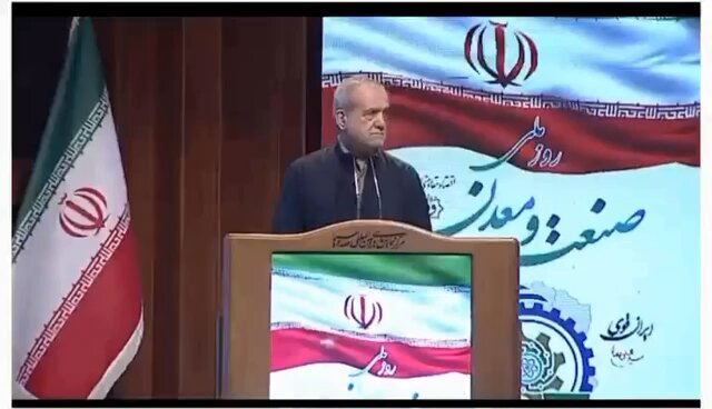 این اظهارات سانسور شده پزشکیان در صدا و سیما، به وضوح ریاکاری سیاسی ولی‌فقیه را آشکار می‌سازد. او تأکید دارد که خامنه‌ای بلافاصله پس از جنگ دوازده روزه، در حالی که به ظاهر از مذاکره با دولت ترامپ امتناع می‌کند، در خلوت به مذاکره‌کنندگان اجازه می‌دهد تا به حل مسئله بپردازند. گماشتگان رسانه‌ای ولی‌فقیه این سخنان را سانسور می‌کنند. حلقه جلیلی صرفا مجری هستند، فرمان از دفتر «رهبری» می‌اید. «صدا‌وسیما» بلندگوی هسته سخت قدرت است. این رفتار غیراخلاقی یادآور نگرش عملی خمینی است و مجتبی خامنه‌ای نیز به همین شیوه دوگانه ادامه می‌دهد. در این شیوه، نهادهای انتخابی و مذاکره‌کنندگان به طور ناخواسته بار سنگین عقب‌نشینی‌های تاکتیکی ولی‌فقیه را بر دوش می‌کشند و پس از این اقدامات، به عنوان scapegoat (مقصر) معرفی می‌شوند تا هیچ لکه‌ای بر چهره «انقلابی» و «قهرمانانه» ولی‌فقیه ننشیند. از سوی دیگر، ارزش‌های ایدئولوژیک نظام باید به عنوان راهنمای سیاست خارجی عمل کنند، تا مصالحه با آمریکا هرگز به یک سیاست پایدار و قابل قبول تبدیل نشود. این وضعیت نشان می‌دهد که چگونه جمهوری سرنوشت کشور و ملت را قربانی سیاست خارجی ستیزه‌جو و ناتوان‌ساز خود کرده است که تهدیدها را استمرار می‌بخشد، بدون آنکه فرصت‌سازی پایدار پدید آورد.